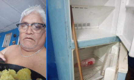 Carlos Massola enseña su refrigerador vacío